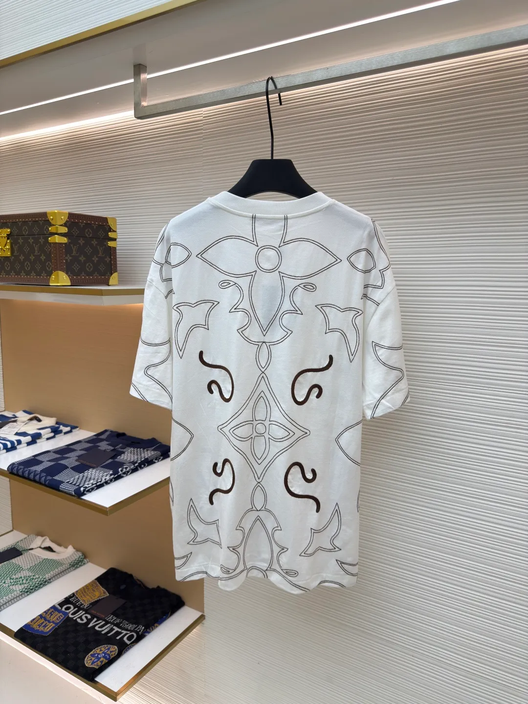 LOUIS VUITTON full-line embroidered T-shirt ●Authentic product: 12700 purchase and development ●Item number: 1680402-A45 ●Fabric: long-staple cotton fabric ●Technology: embroidery production ●Version: fitted version ●Weight: about 245 grams ●Size: The finished fabric is passed through a mercerizing machine to increase the luster of the fabric. It is matched with 32s double-strand cotton cover silk cylindrical open rib. It adopts domestic high-speed large-size embroidery. The embroidery strips are all scaled in proportion to the size of the code to ensure that the embroidery effect of each code is consistent. The embroidery lines are all horizontally restored at the side seams. The collar pattern on the front panel and the back panel are restored. The mercerized cotton thread tatami stitch method is used, and the PU film on the surface increases the three-dimensional effect. The overall wiring is straight and delicate, the fabric is comfortable and soft, and the color is consistent without color difference. It can be matched with the same style to create a fashionable look and control various occasions. Customized accessories, complete with three standards, same style for men and women!